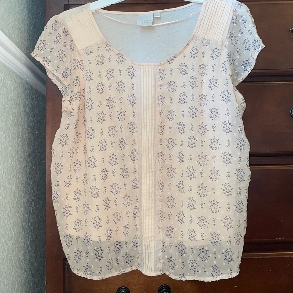 Pink woman’s blouse with blue and white flowers. XXL Lauren Conrad